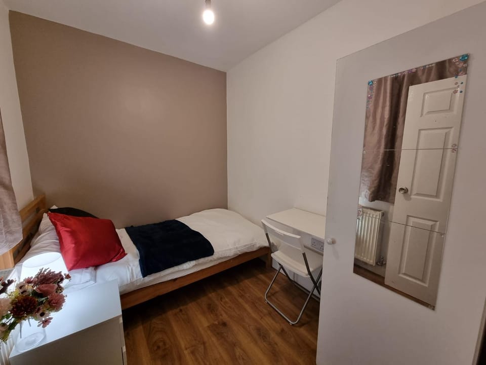 Single room Hayes, Heathrow, London, Free parking Bed and Breakfast in Hayes
