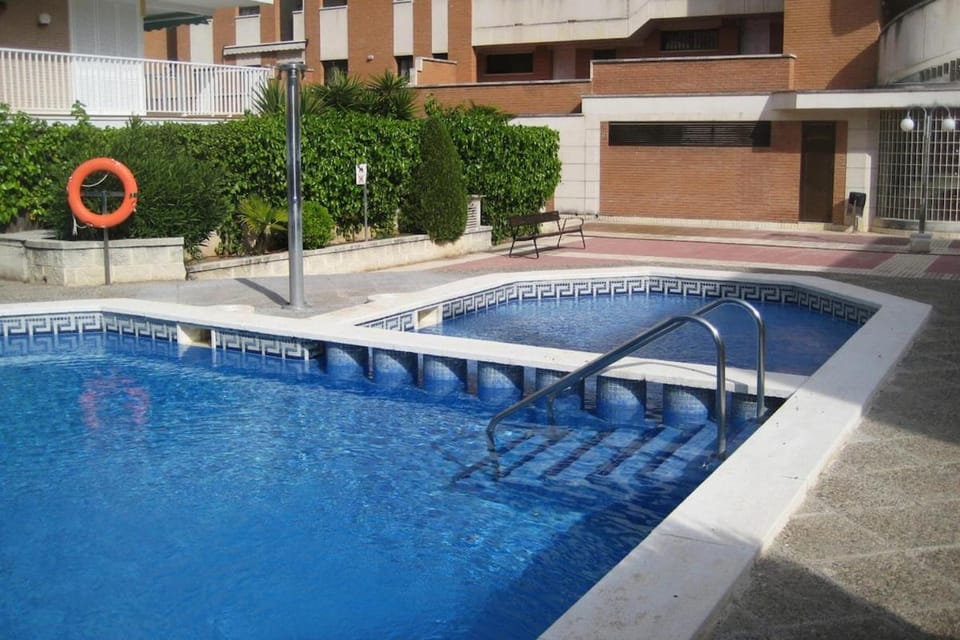 AT118 Front view beach, pool, airco, wifi, parking Apartment in Torredembarra