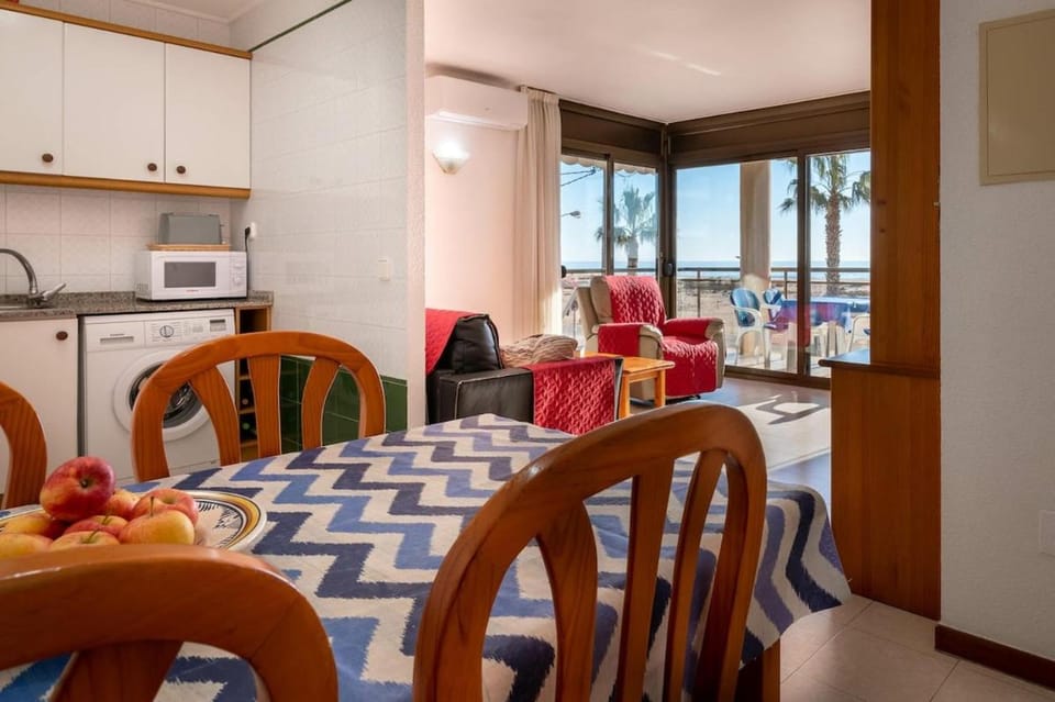 AT118 Front view beach, pool, airco, wifi, parking Apartment in Torredembarra