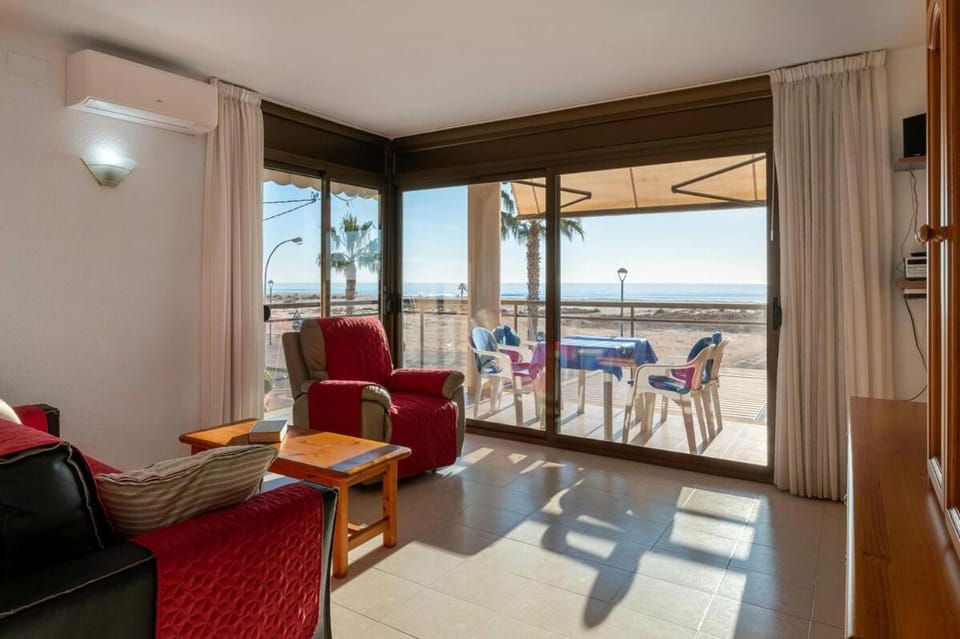 AT118 Front view beach, pool, airco, wifi, parking Apartment in Torredembarra