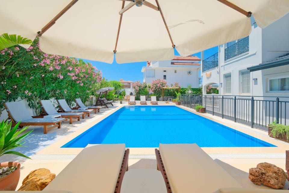 Property building, Patio, Day, Pool view, Swimming pool, sunbed