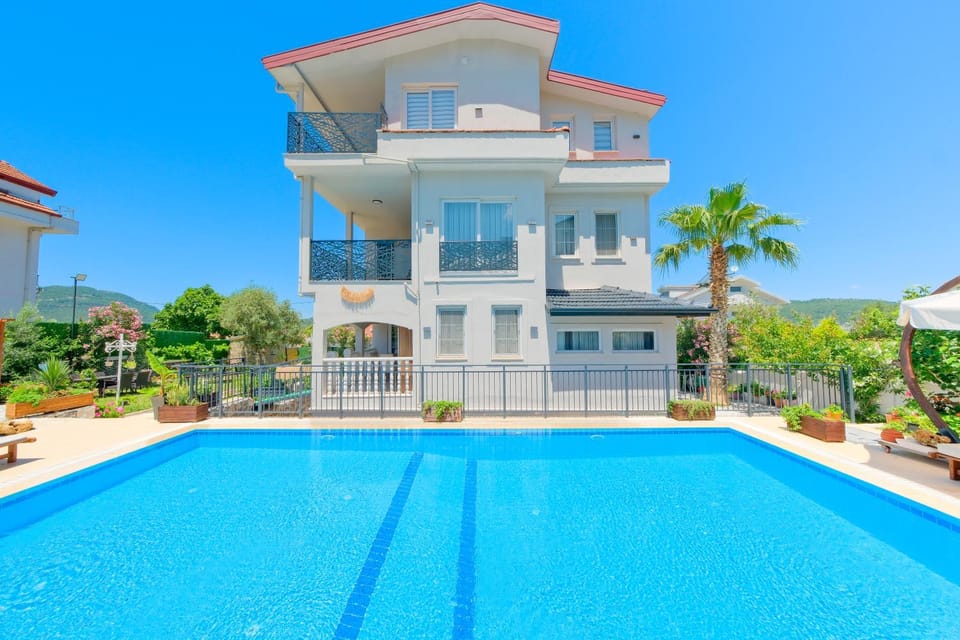 Property building, Patio, Day, Pool view, Swimming pool, sunbed