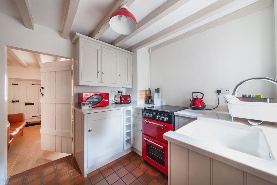 Kitchen or kitchenette, oven, pet friendly, stove