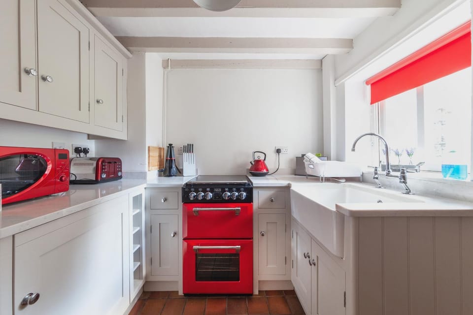 Coffee/tea facilities, Kitchen or kitchenette, oven, pet friendly, stove, toaster