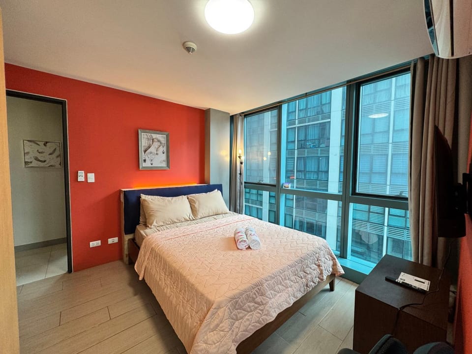 BGC One Uptown 2bedroom with balcony and 1 free parking Apartment hotel in Makati