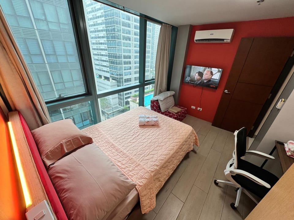 BGC One Uptown 2bedroom with balcony and 1 free parking Apartment hotel in Makati