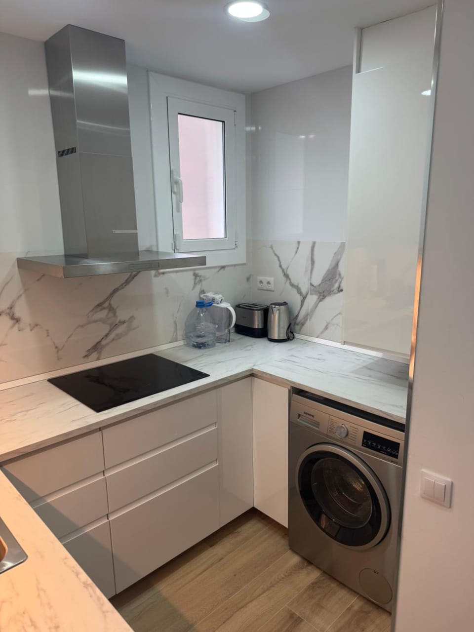 Kitchen or kitchenette, washing machine