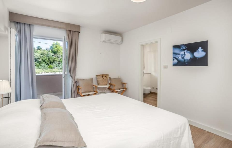 Bedroom, air conditioner