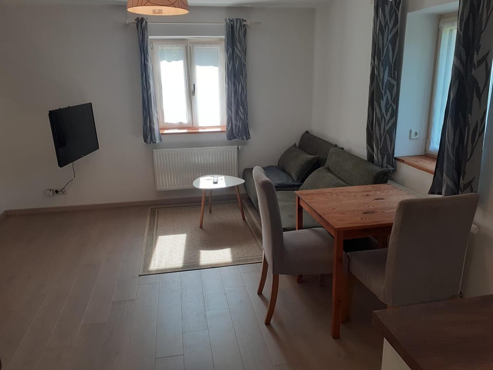 TV and multimedia, Living room, Seating area, Dining area