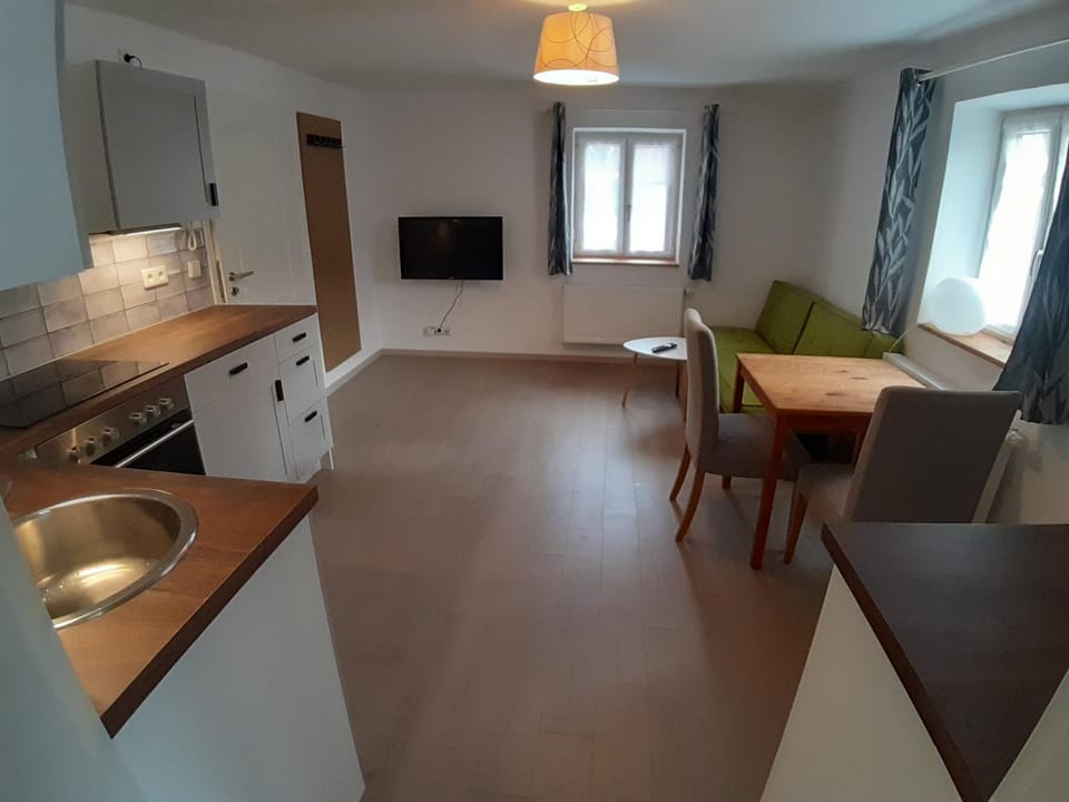 TV and multimedia, Kitchen or kitchenette, Living room, Seating area, Dining area, stove