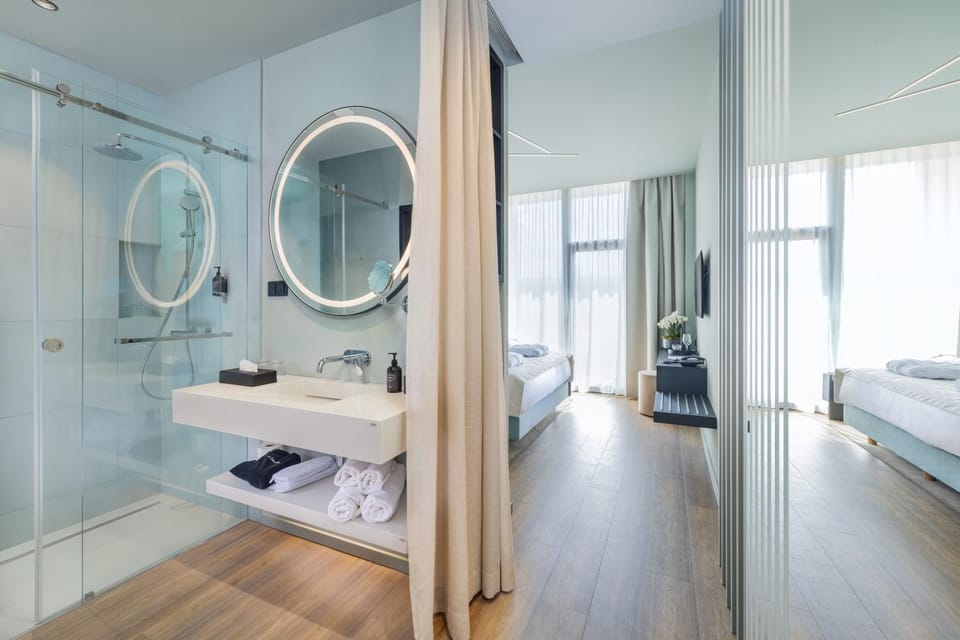 Bathroom, Photo of the whole room, towels