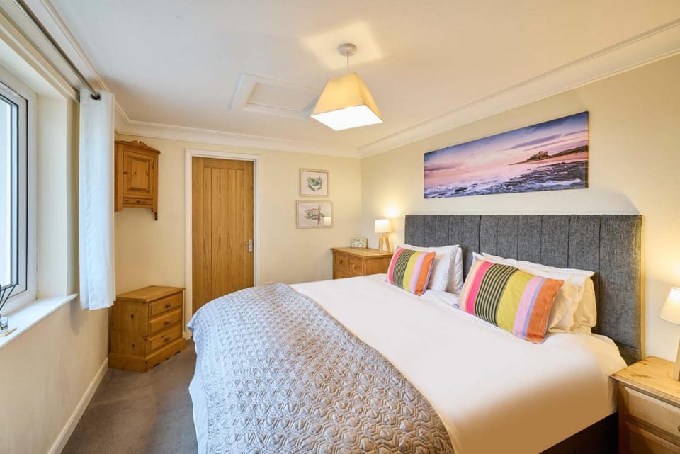 Bed, TV and multimedia, Bedroom, wardrobe