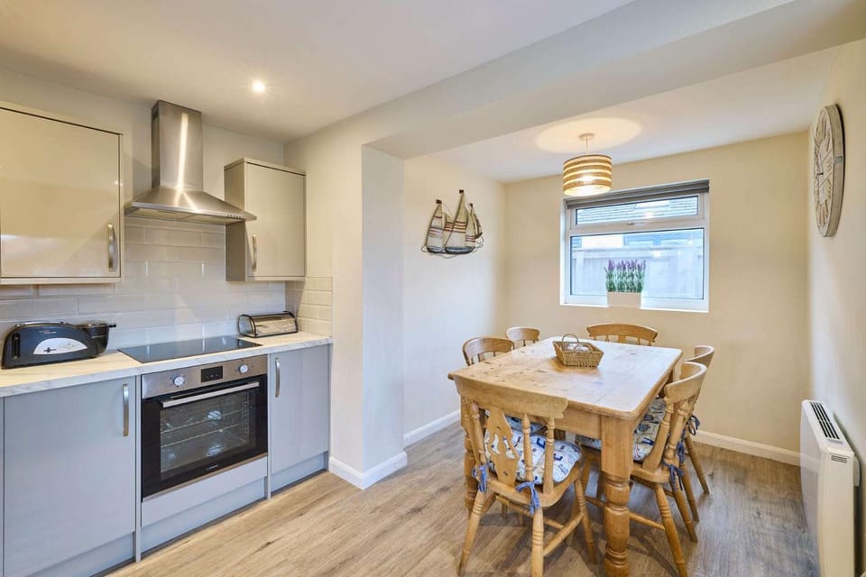 Kitchen or kitchenette, Dining area, dishwasher, oven, stove, toaster