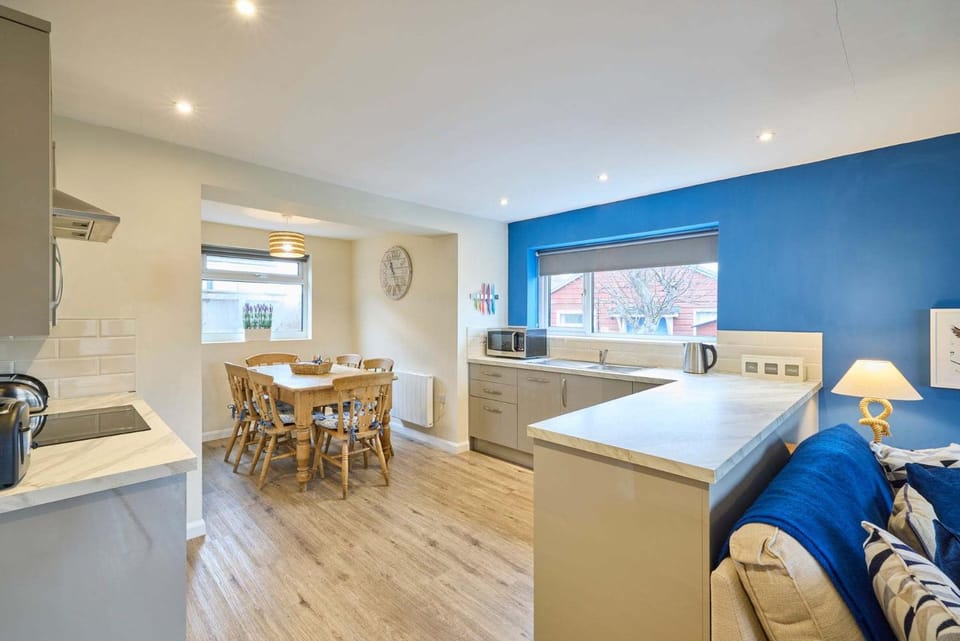 Kitchen or kitchenette, Living room, Seating area, Dining area, stove