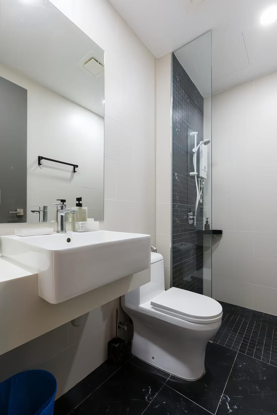 Shower, Toilet, Bathroom, bidet, towels