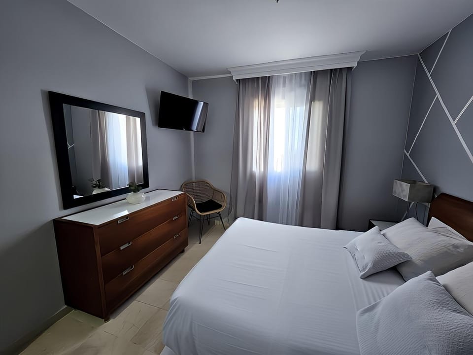 Bed, TV and multimedia, Photo of the whole room, Bedroom