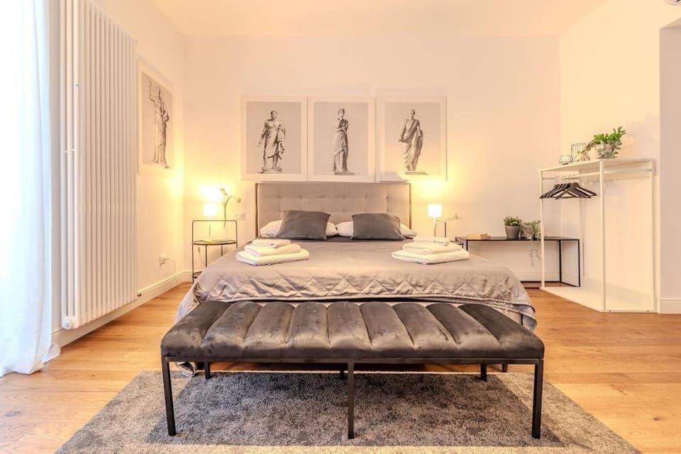 Blue Como Romantic Suite Lake View, Tub & Parking Apartment in Como
