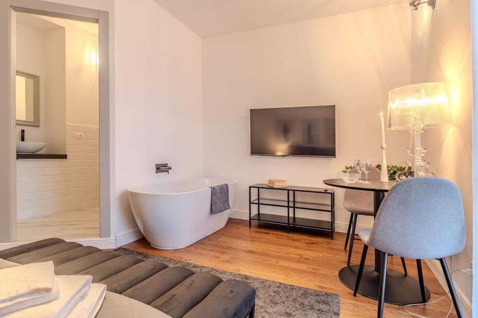 Blue Como Romantic Suite Lake View, Tub & Parking Apartment in Como