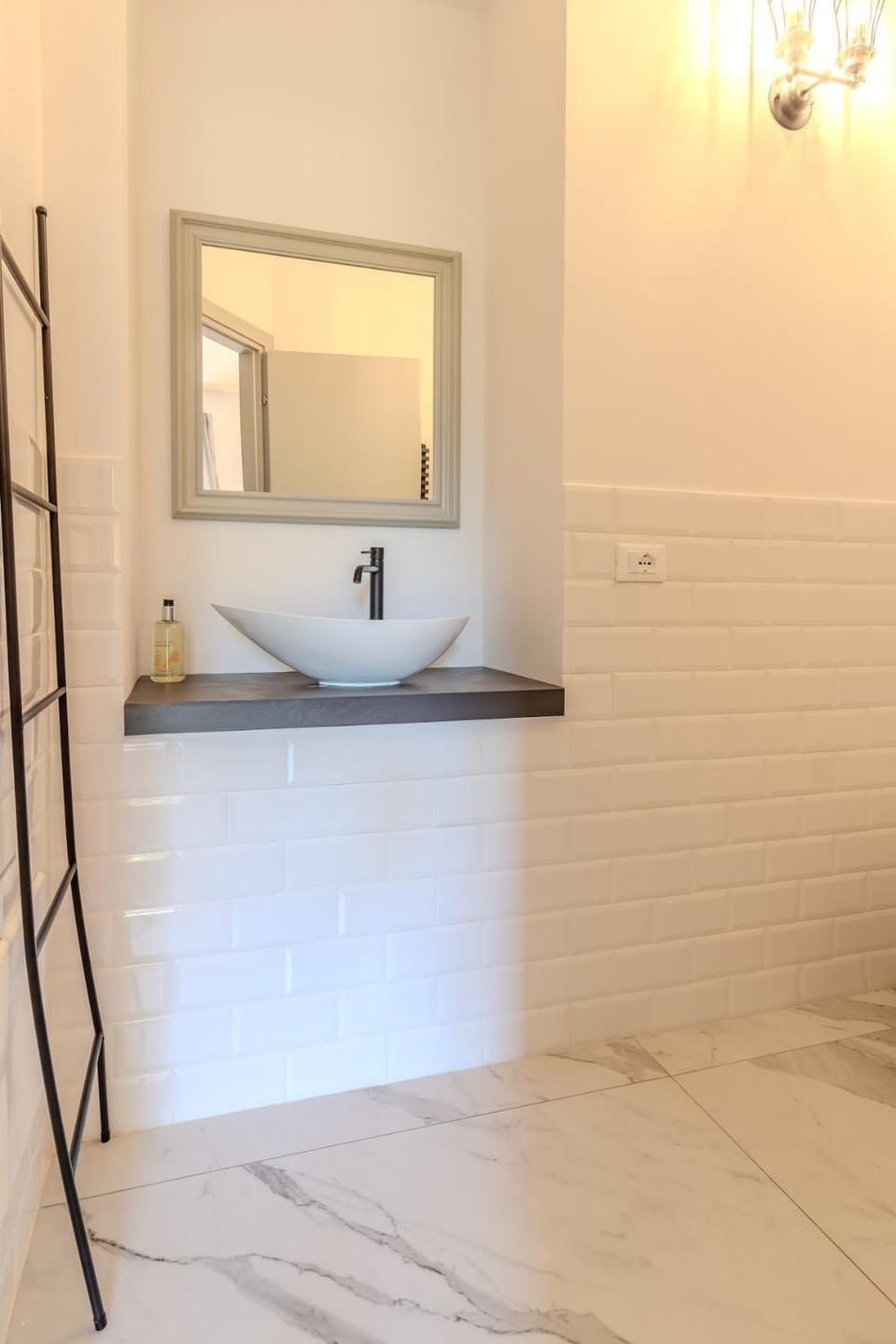 Blue Como Romantic Suite Lake View, Tub & Parking Apartment in Como