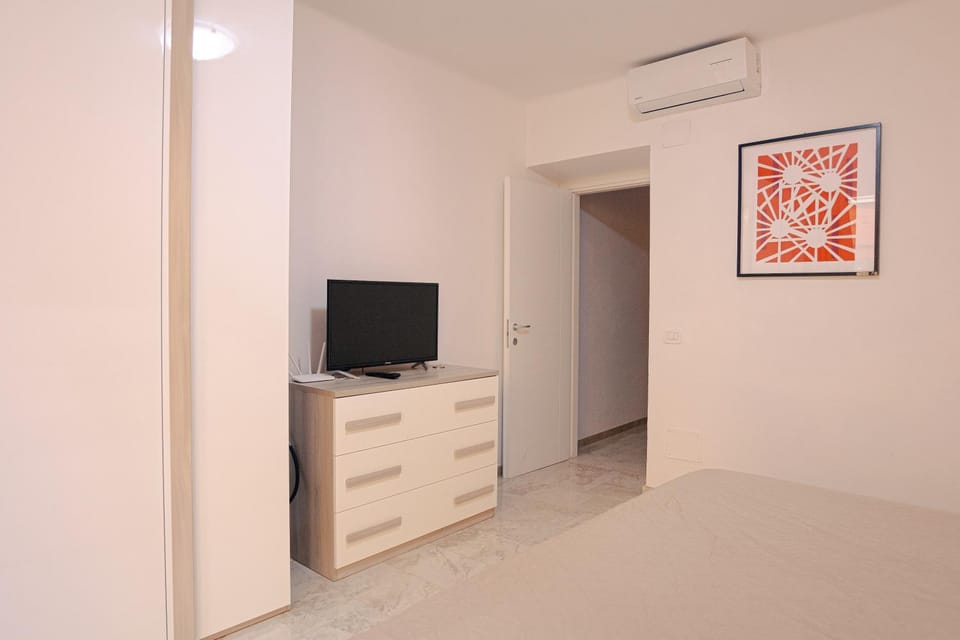 Bed, TV and multimedia, Photo of the whole room, Bedroom, air conditioner
