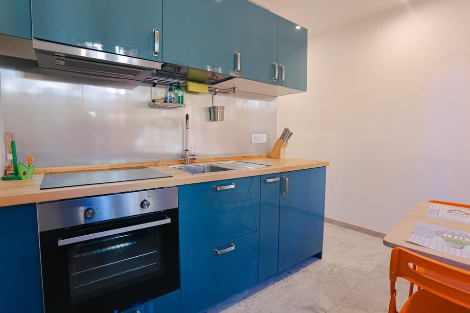 Kitchen or kitchenette, Dining area, oven, stove