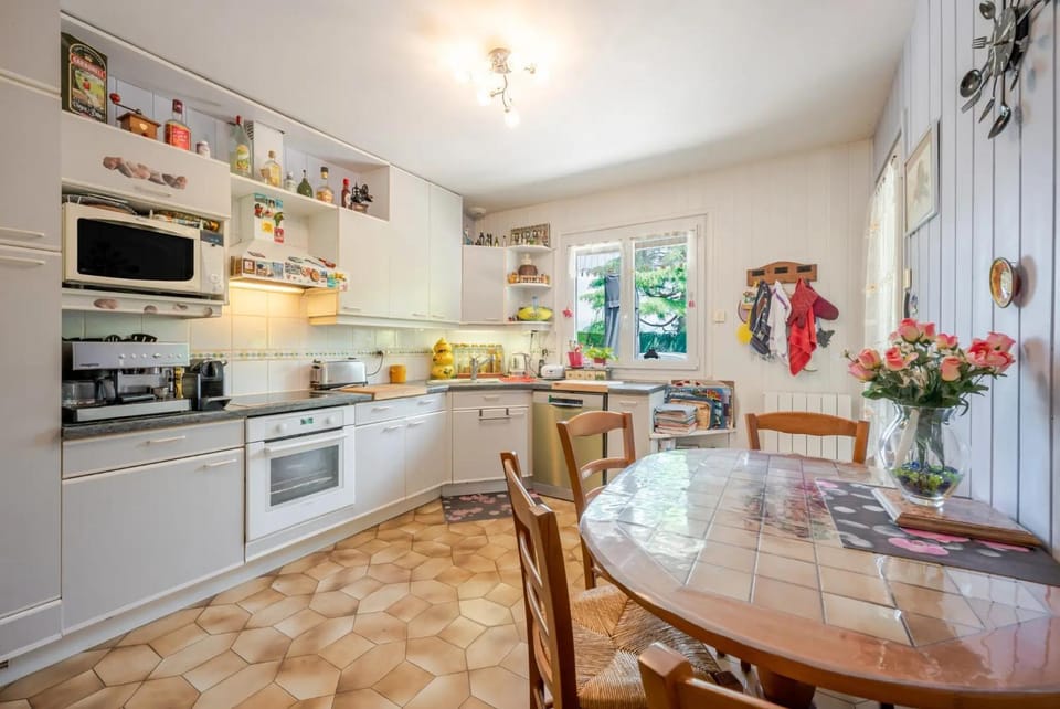 Property building, Kitchen or kitchenette, Living room