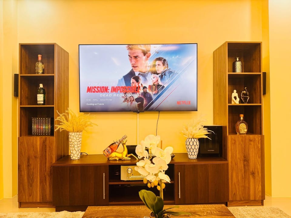 Communal lounge/ TV room, TV and multimedia, Living room