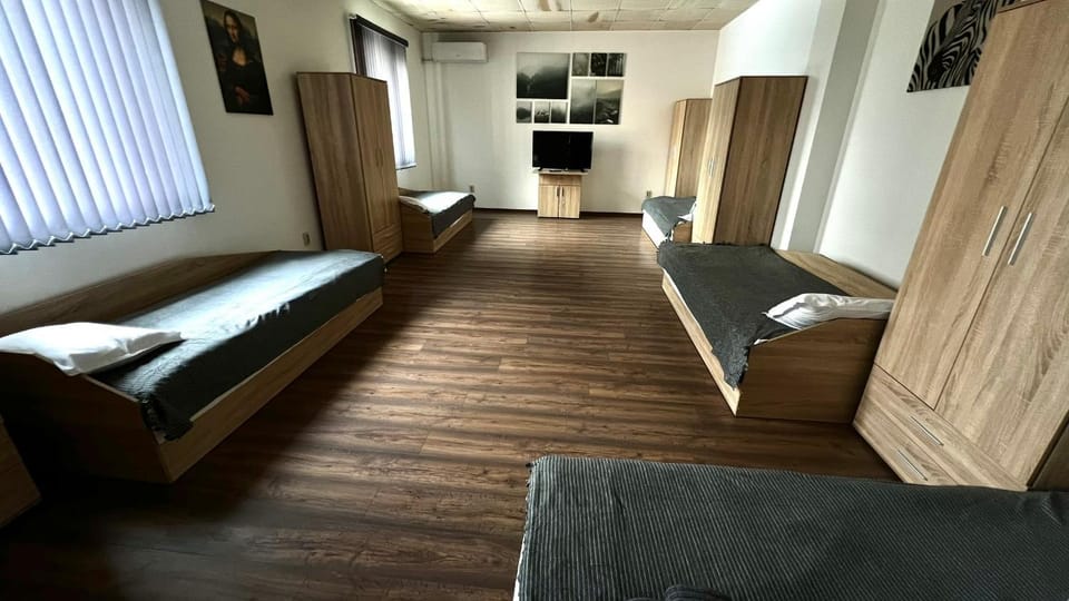 Bed, TV and multimedia, Living room, Photo of the whole room, Evening entertainment, Bedroom