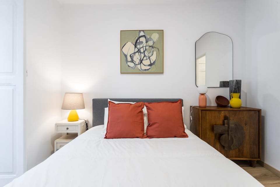 Cozy and confy First Floor, Ace location, 2 Bedrooms Apartment in Lisbon