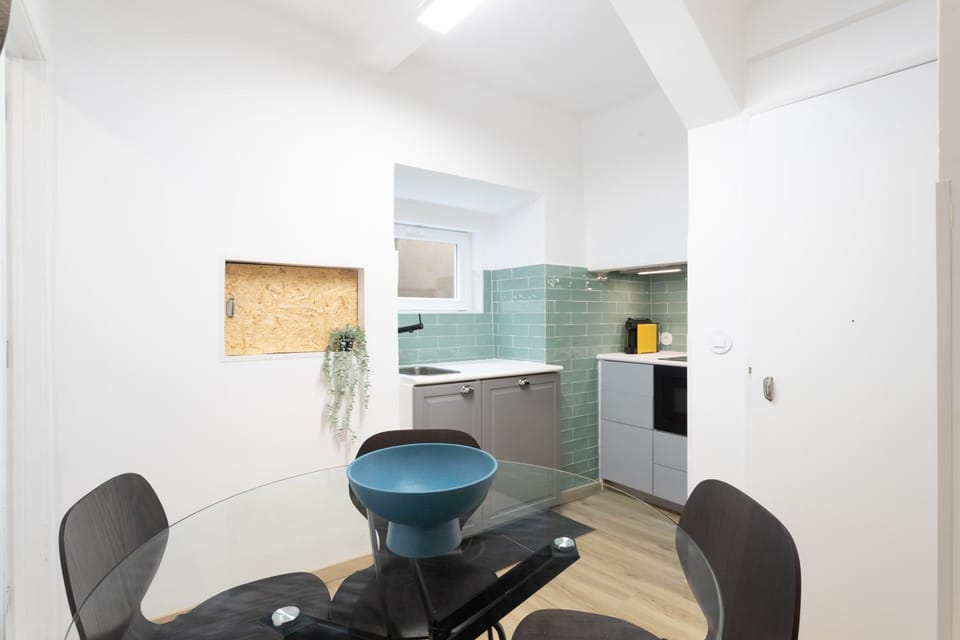 Cozy and confy First Floor, Ace location, 2 Bedrooms Apartment in Lisbon