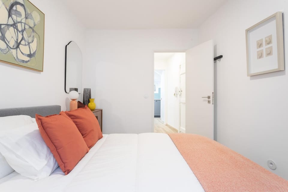 Cozy and confy First Floor, Ace location, 2 Bedrooms Apartment in Lisbon