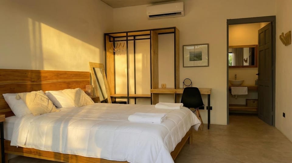 Bed, Photo of the whole room, Bedroom, air conditioner