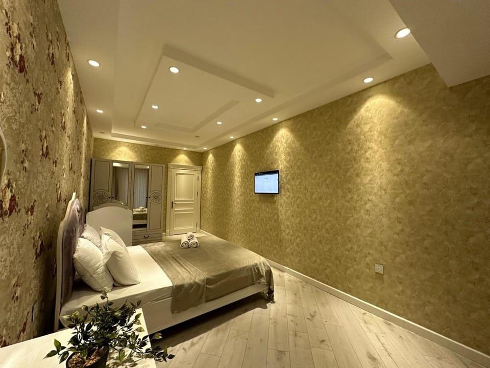 Bed, TV and multimedia, Bedroom