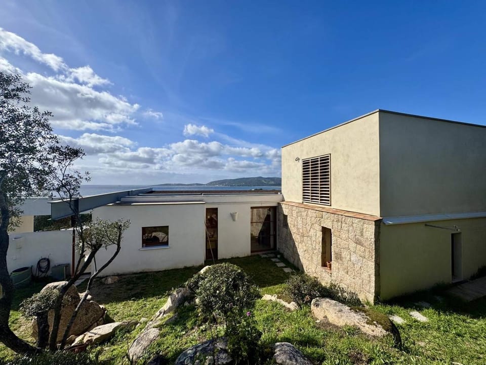 Villa d'architecte à Abbartello, vue mer et accès plage Villa in Corsica