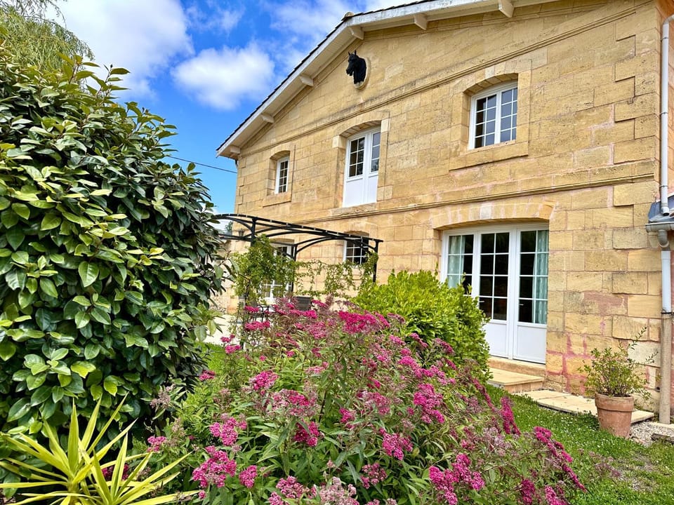 Property building, Day, Garden, Garden view