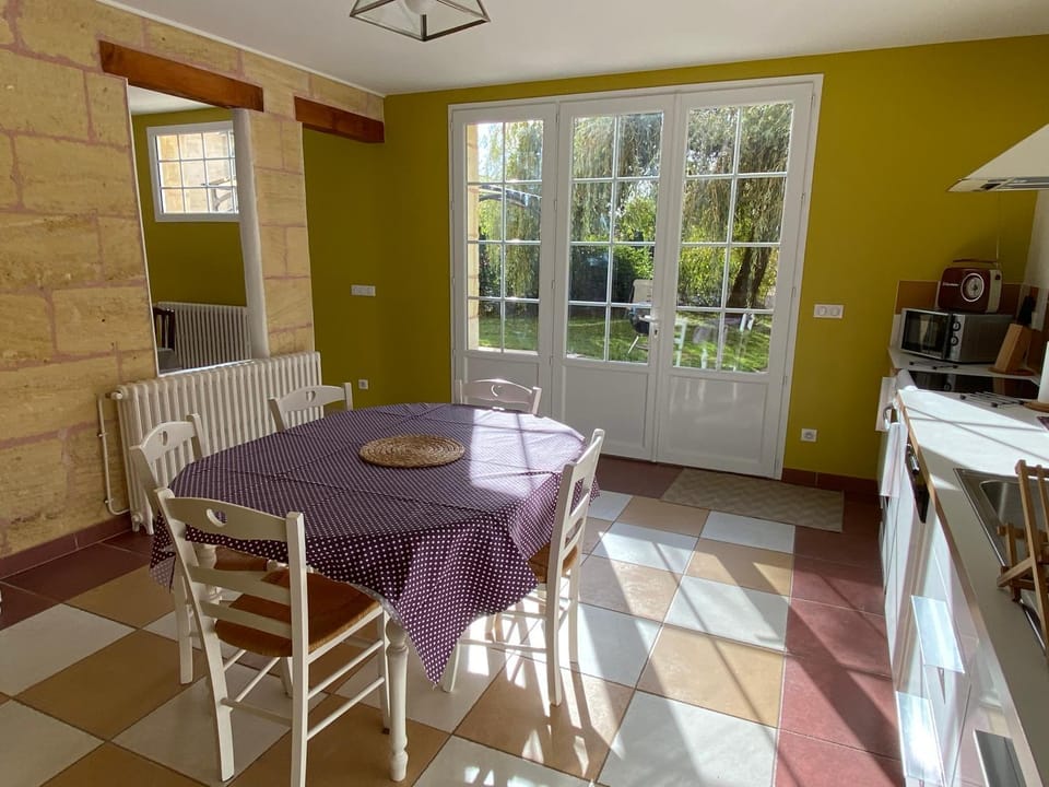 Kitchen or kitchenette, Dining area, stove