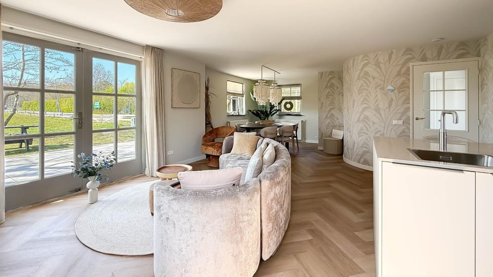 Kitchen or kitchenette, Living room, Seating area, Dining area