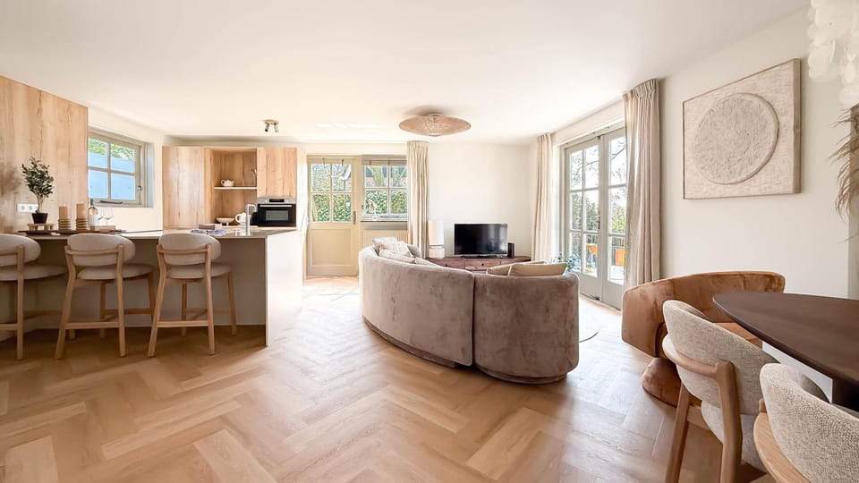 TV and multimedia, Kitchen or kitchenette, Living room, Seating area, Dining area
