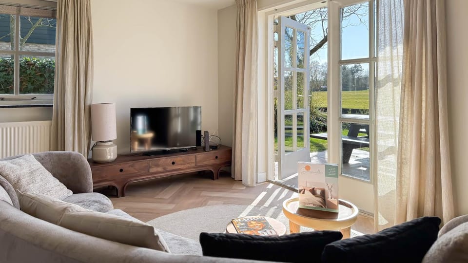 Garden, TV and multimedia, Living room, Seating area, Garden view
