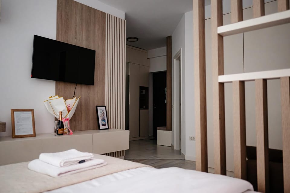 Bed, TV and multimedia, Photo of the whole room, Bedroom, towels, wardrobe