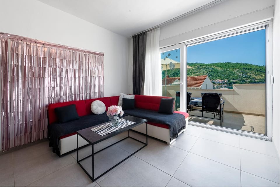 Balcony/Terrace, Living room, Seating area, Mountain view
