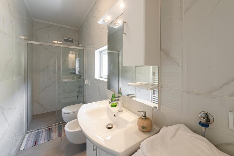 Shower, Toilet, Bathroom, towels