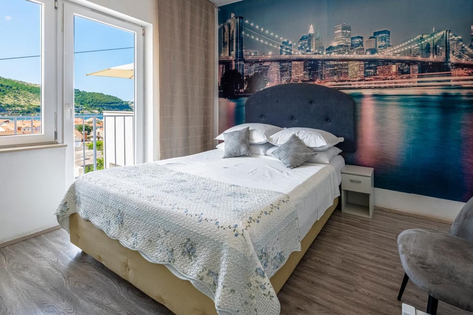 Bed, Natural landscape, Photo of the whole room, Bedroom, Lake view, River view