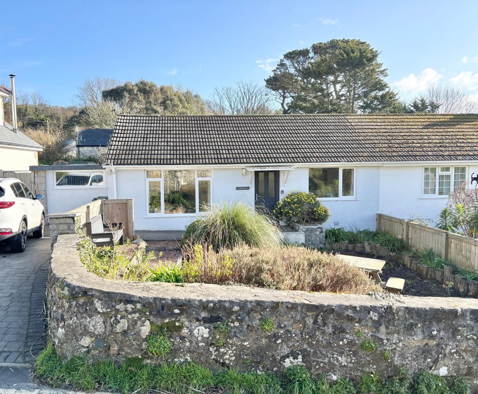 Property building, Day, Natural landscape, Garden, Parking