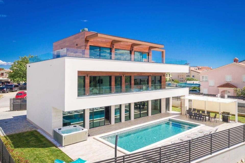 Property building, Swimming pool