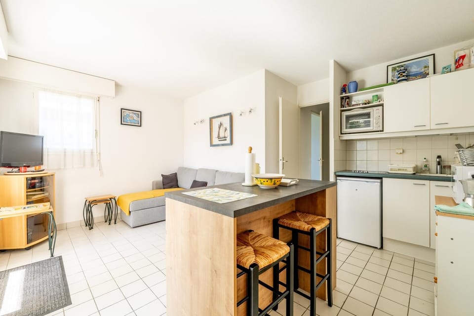Property building, Kitchen or kitchenette, Living room