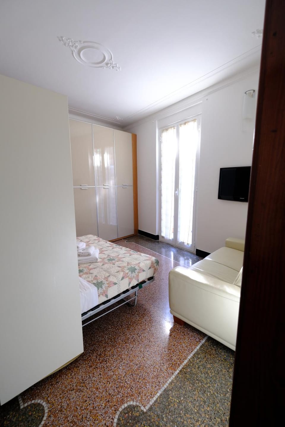 Bed, TV and multimedia, Photo of the whole room, Bedroom, wardrobe