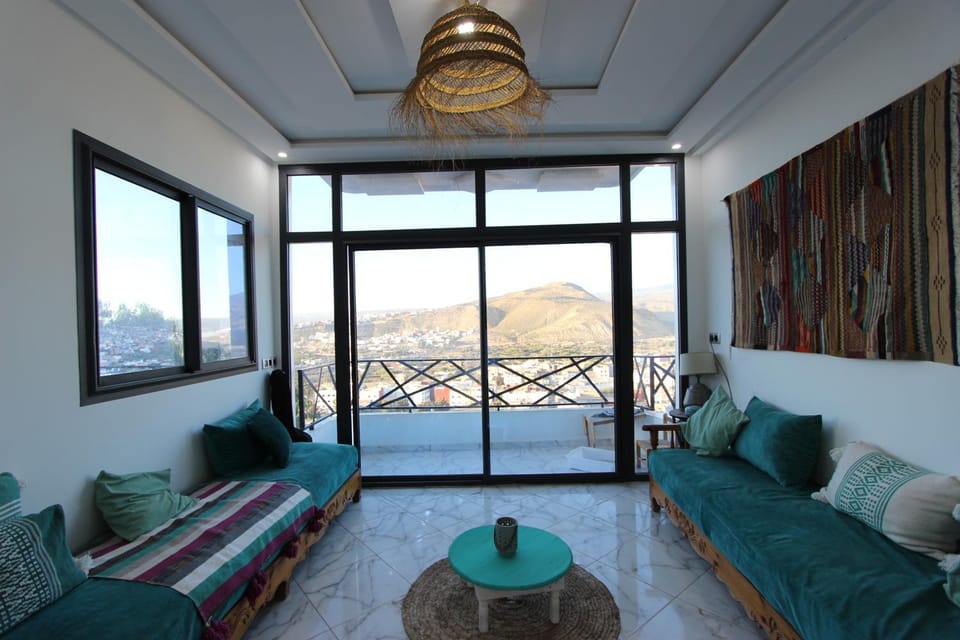Property building, Communal lounge/ TV room, Natural landscape, Living room, Seating area, Mountain view