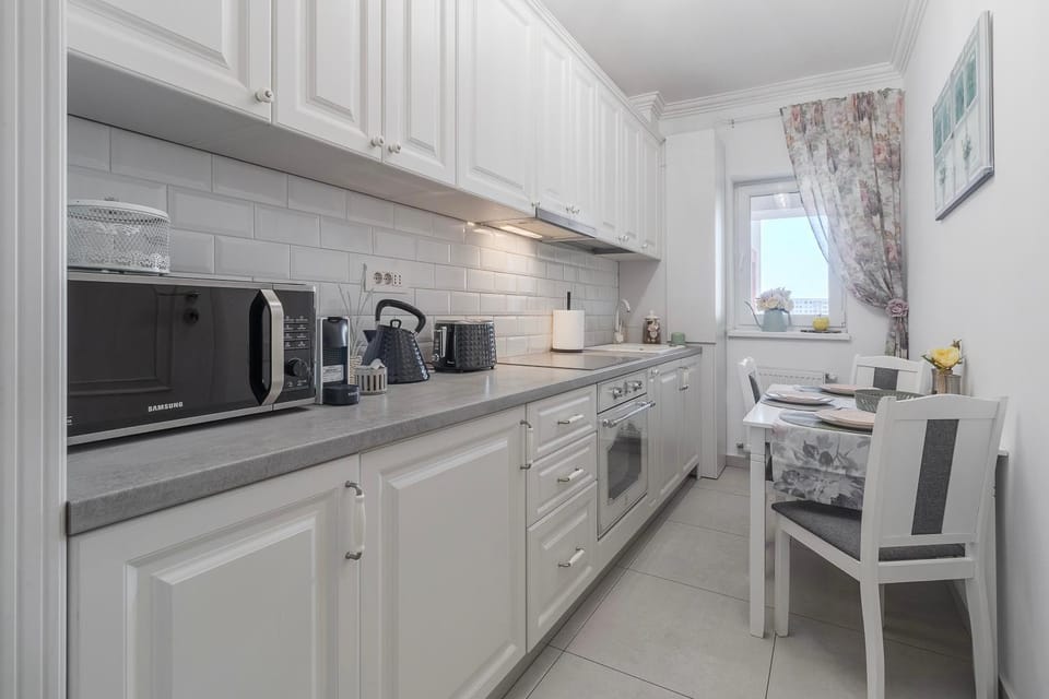 Coffee/tea facilities, Kitchen or kitchenette, Dining area, microwave, oven, stove, toaster
