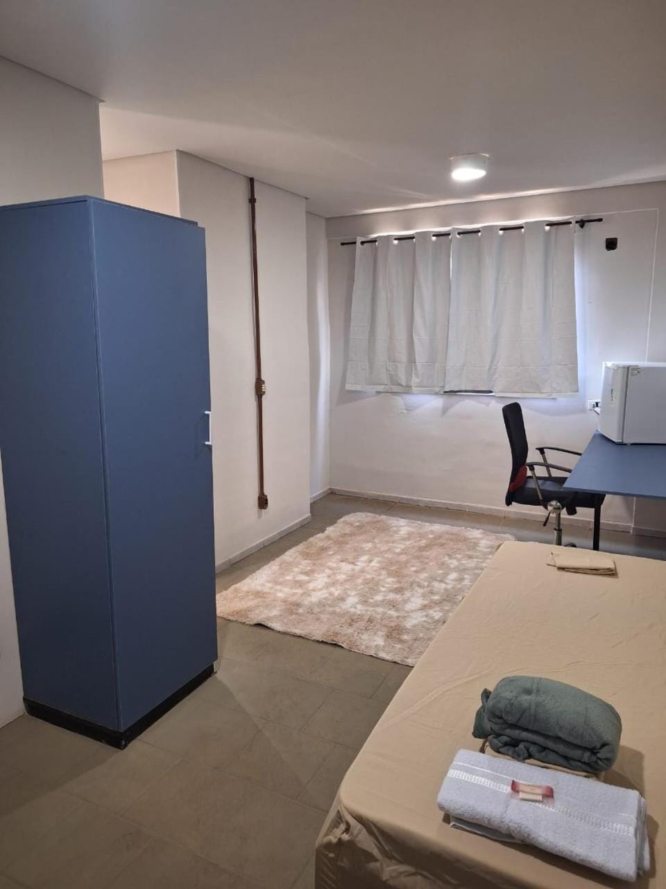 Bed, Photo of the whole room, towels